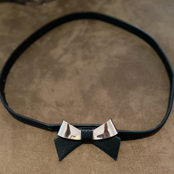 Accessories - Skinny belt. Black leather with silver bow